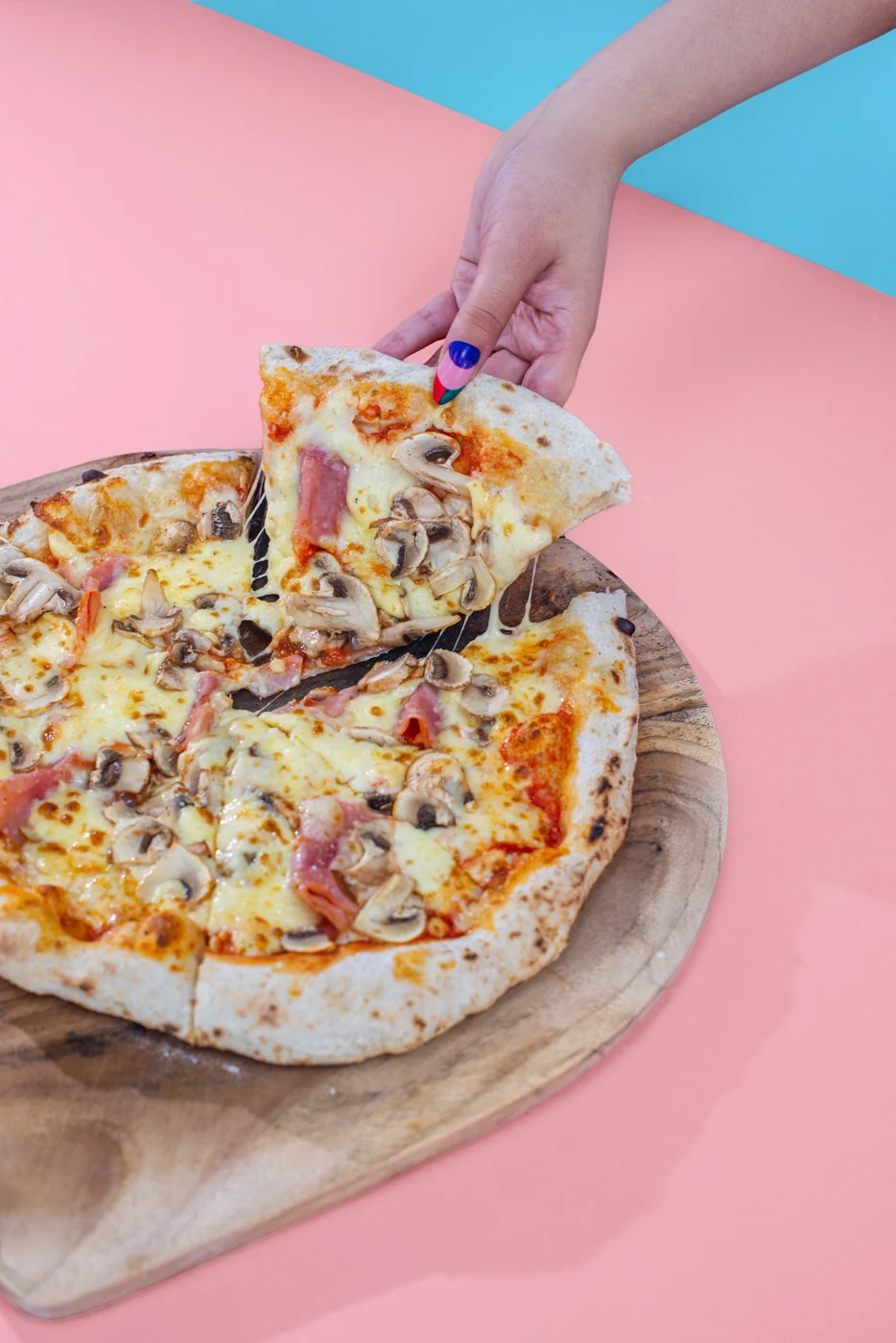 Pizza de jamón y hongos