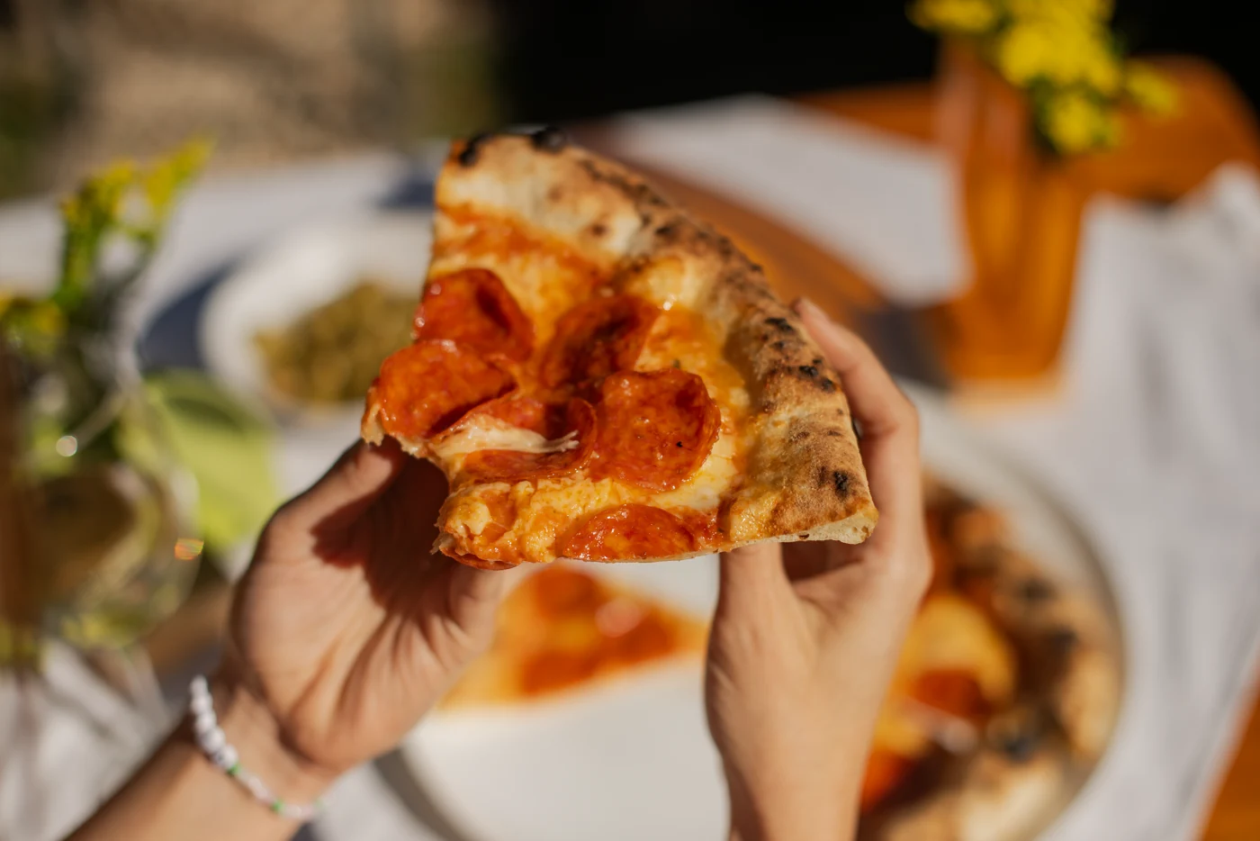 Una porción de nuestra pizza de pepperoni